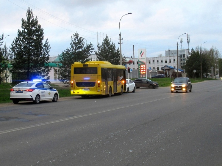 В Рыбинске желтый автобус совершил ДТП с пешеходом