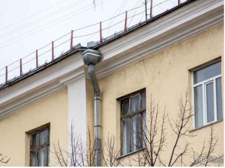 Металлические листы падают с крыши в Новокузнецке