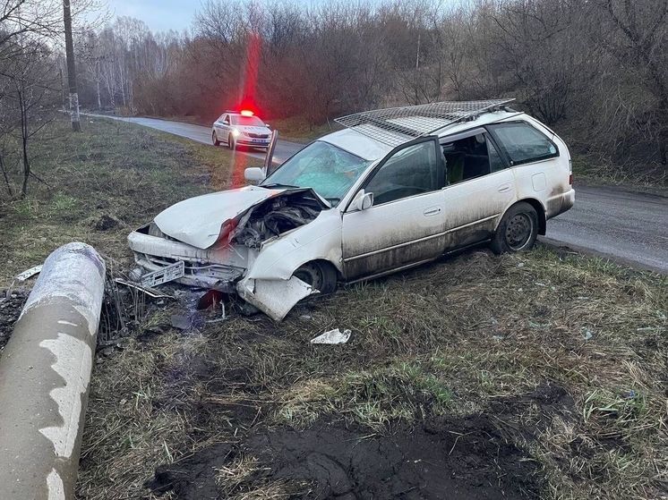 В результате жесткого ДТП в кузбасском городе рухнул бетонный столб