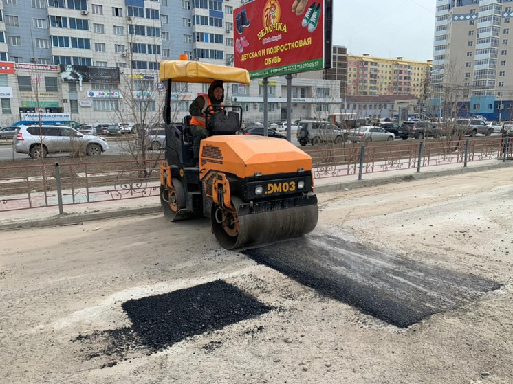 В Якутске проводят ямочный ремонт дорог