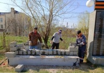 В парке Победы поселка Володарский начали устанавливать стелу памяти бойцов СВО