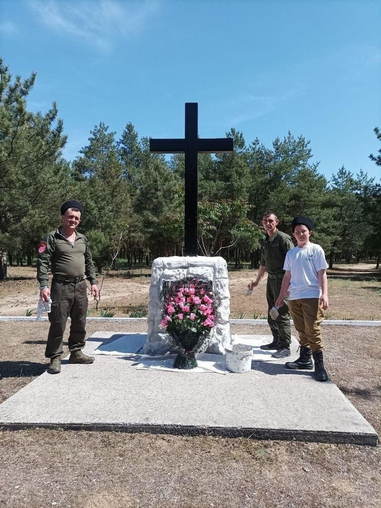 В Энергодаре провели субботник у Поклонного креста и почтили память павших в бою казаков