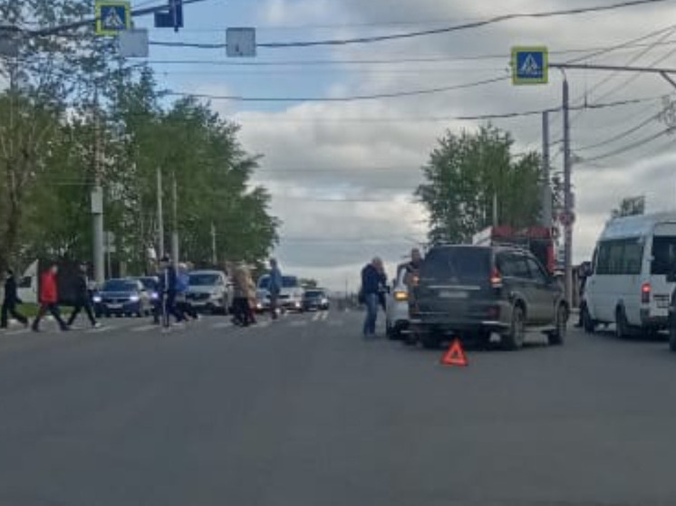 В Туле на пересечении улиц Октябрьской и Пузакова столкнулись 2 авто