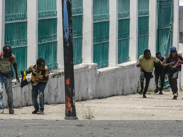 В Гаити новый всплеск криминального насилия: потерявшие все люди бегут из домов