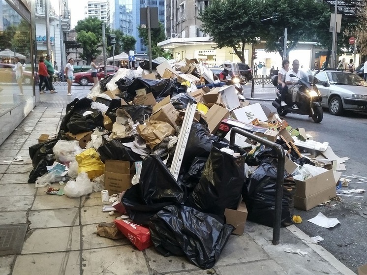 Влиятельный французский профсоюз предупредил 2 мая, что парижские сборщики мусора могут объявить летом забастовку. Это потенциально может привести к скоплению вонючего мусора на улицах во время парижских Олимпийских игр.