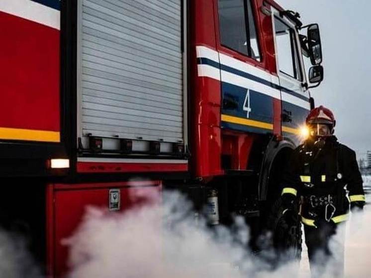 Пожар на Машмете в Воронеже уничтожил авто и 25 бочек с каучуком