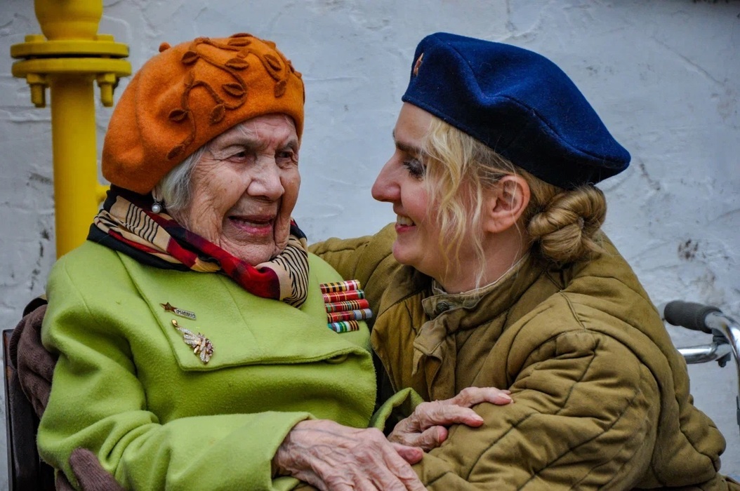 "Тучи в голубом": агитбригада поздравила с Днём Победы 102-летнего ветерана ВОВ Татьяну Кронцеву