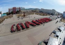 На площади Ленина в Чите 3 мая прошел патриотический флэшмоб «Спасибо деду за Победу!», в котором приняла участие почти тысяча железнодорожников и прохожих