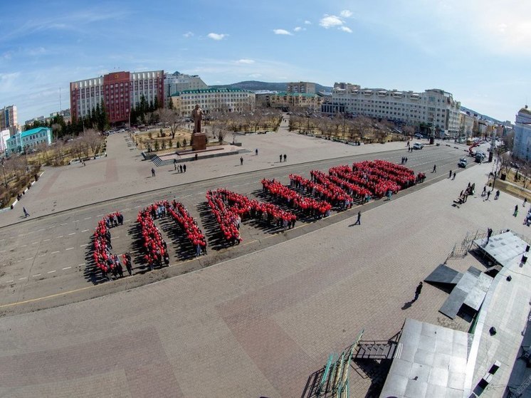 Почти тысяча человек выстроилась в слово «Спасибо» в центре Читы