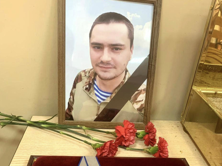 В Тихвине простились с погибшим участником СВО Антоном Семеновым