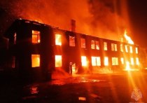 2 мая в Волжске пожарные тушили расселенный дом.