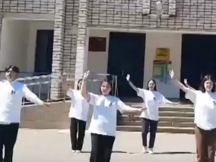 Школьники Калмыкии запустили флешмоб «Катюша»