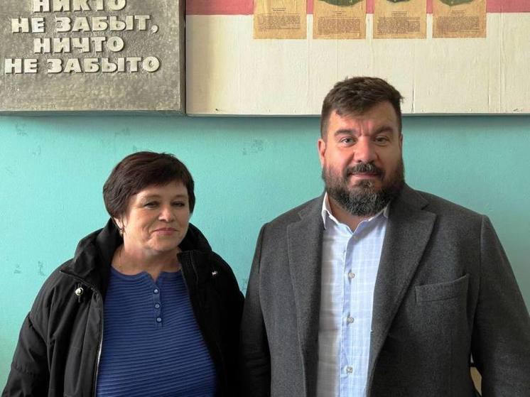 Депутат Илья Степанов раздал куличи перед Пасхой