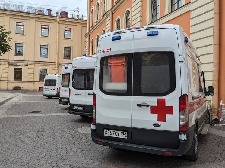 Школьников с множественными травмами нашли под окнами домов в разных районах Петербурга