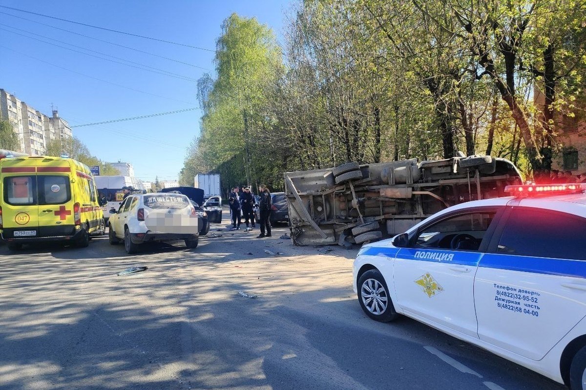 Серьезное ДТП на улице Паши Савельевой в Твери: мощный удар опрокинул  