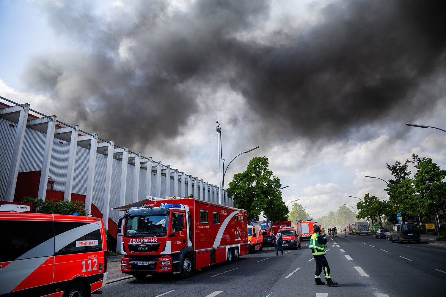 В Берлине вспыхнул оборонный завод, производящий ПВО: кадры страшного пожара