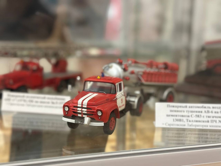 В Апатитском ДК представили уникальную коллекцию моделей пожарных машин