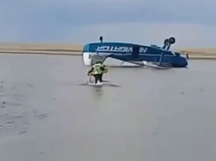 В Казахстане самолет Ан-2 упал на воду и перевернулся