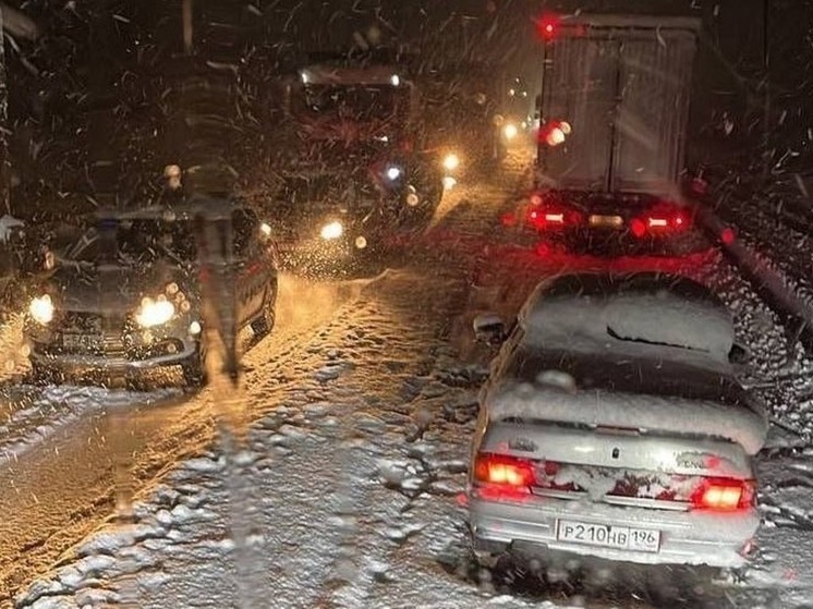 Снегопад парализовал трассу Екатеринбург–Пермь