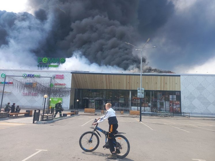 Не меньше 8 единиц техники тушат пожар в супермаркете в Хабаровске
