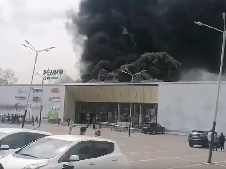 Пожар в супермаркете начался в Хабаровске