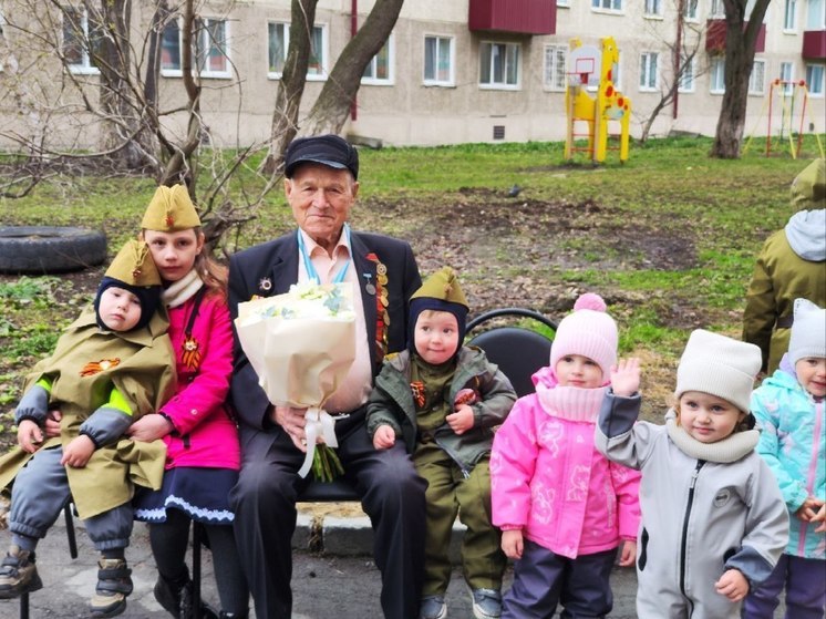 В Южно-Сахалинске детсадовцы навестили ветерана ВОВ Вячеслава Гаврилова
