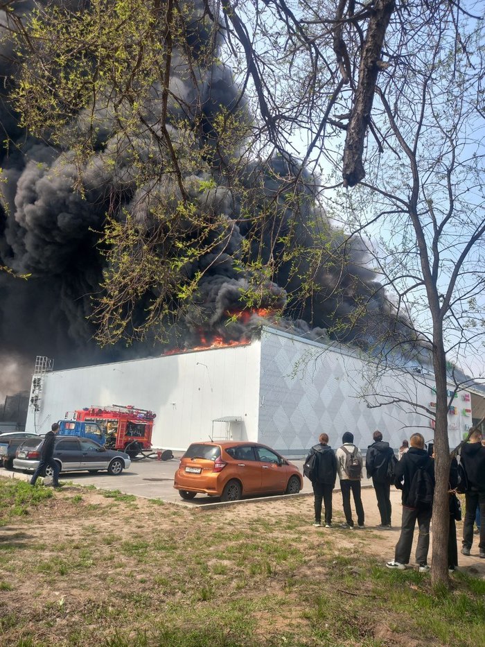 Пожар в торговом центре "Реми сити" в Хабаровске: кадры с места проишествия