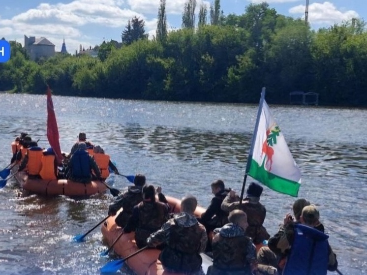 Липецкая молодежь проплыла по реке Быстрая Сосна с копией Знамени Победы