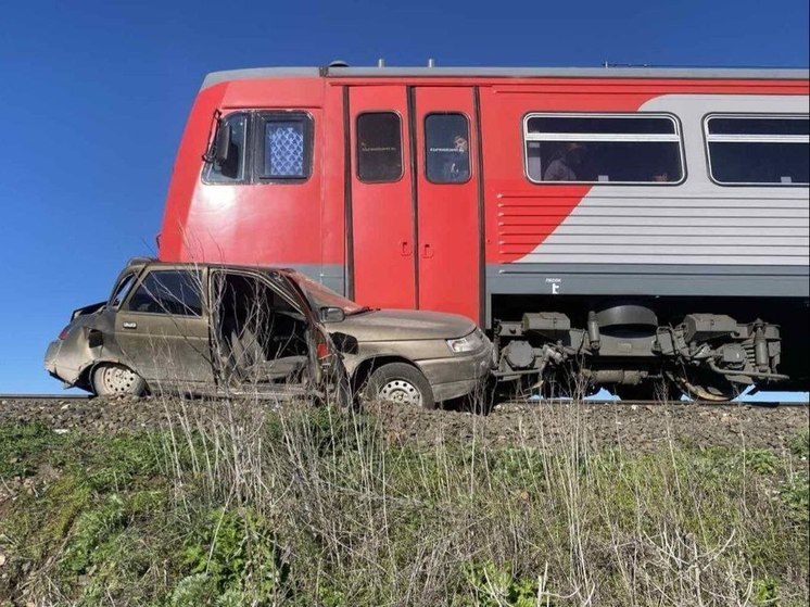 В Пугачёвском районе электричка подмяла под себя отечественную "десятку"