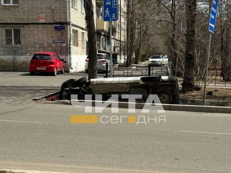 Машина упала в ливневку около СибВО в Чите