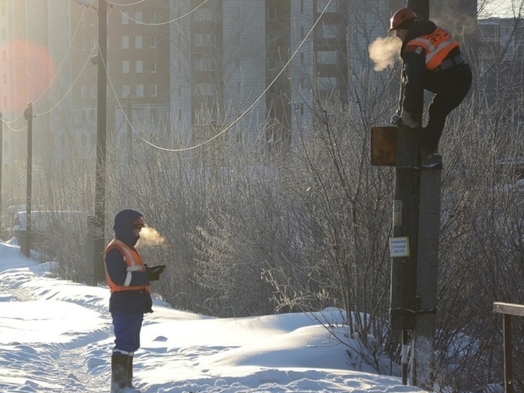 Сотни энергетиков восстанавливают электроснабжение в Свердловской области