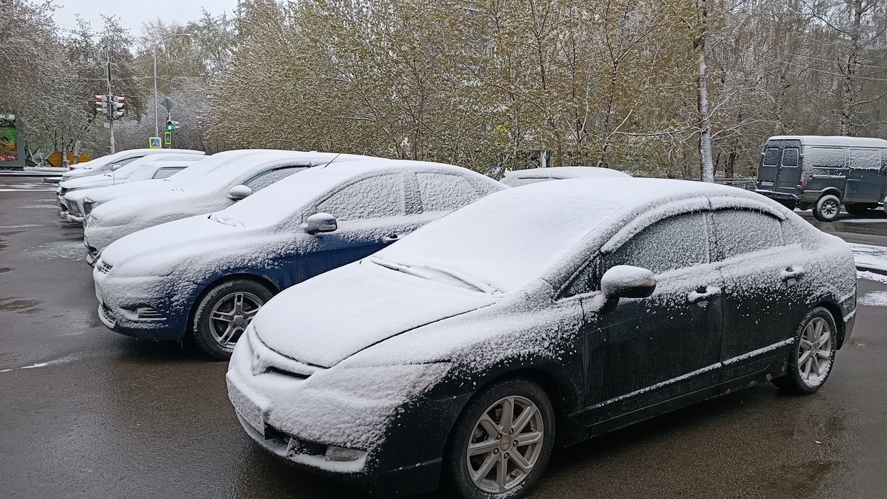 Екатеринбург и окрестности завалило снегом