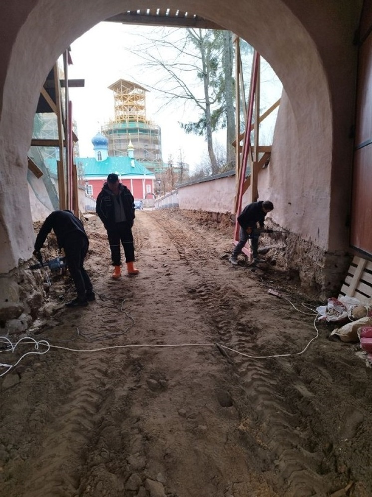 Реставрация башни Святых ворот продолжается в Псково-Печерском монастыре