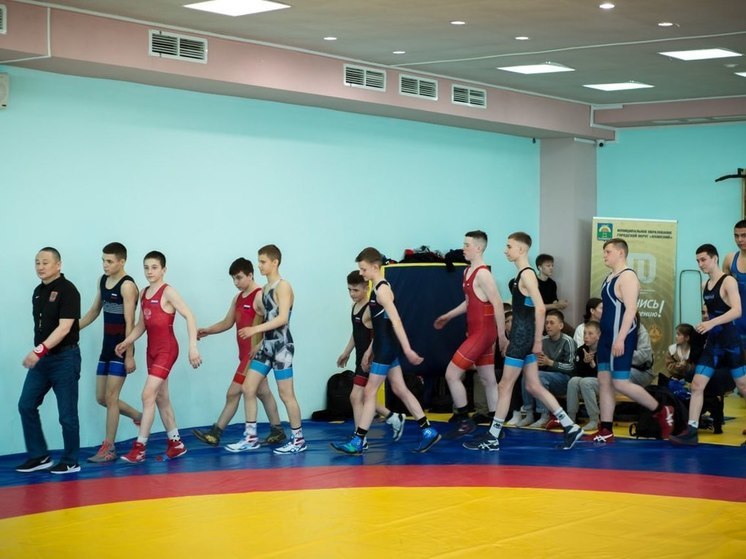 В Охе проходит региональный турнир по греко-римской борьбе