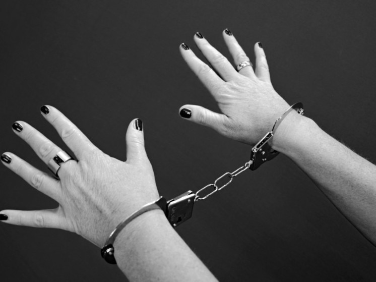 Окуловские полицейские задержали находящуюся в федеральном розыске женщину