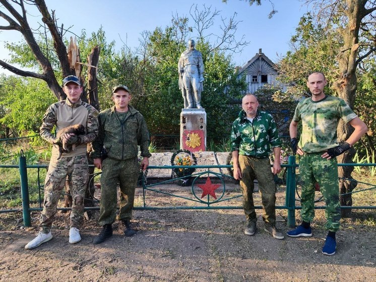 Русские бойцы привели в порядок братскую могилу ВОВ на передовой Запорожского фронта