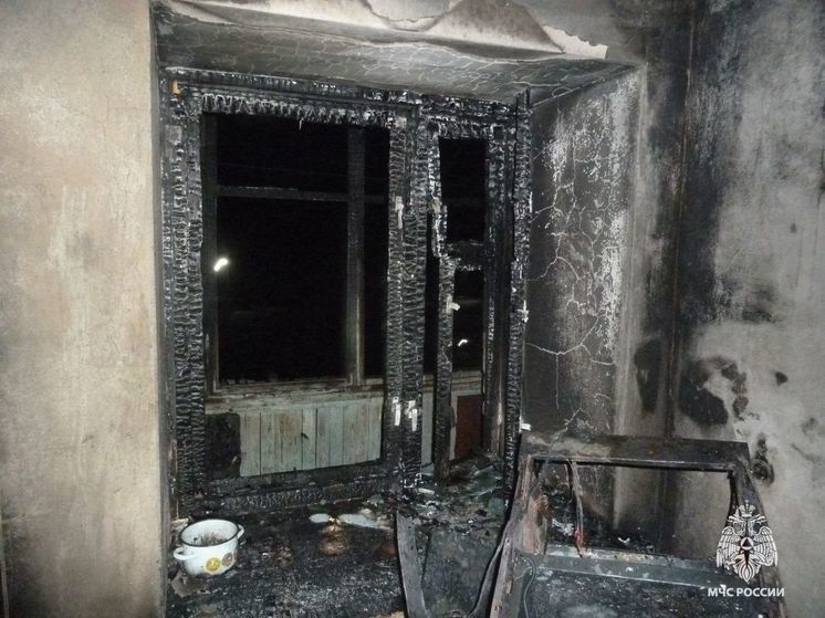 Ночью из загоревшегося дома в городе Асино пожарные спасли 6 человек