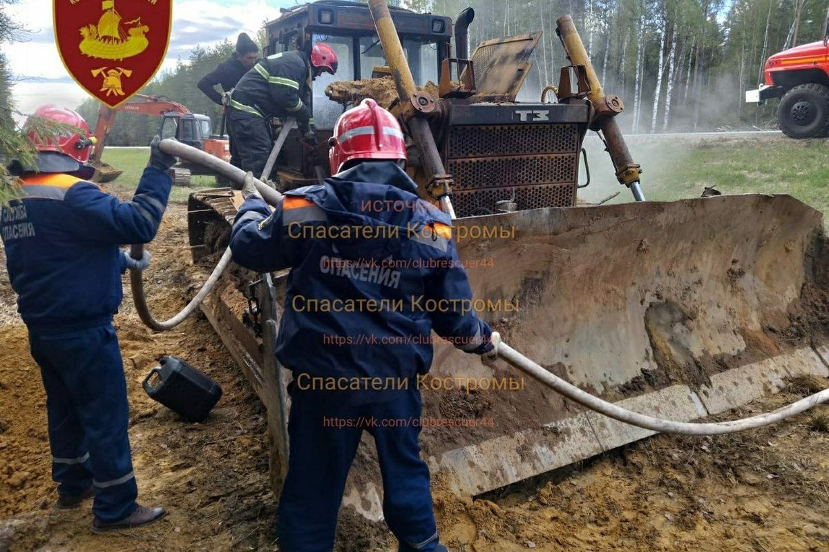 Костромским пожарным в Макарьевском районе пришлось тушить трактор