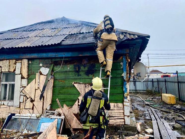 В Барнауле загорелась крыша дома в частном секторе