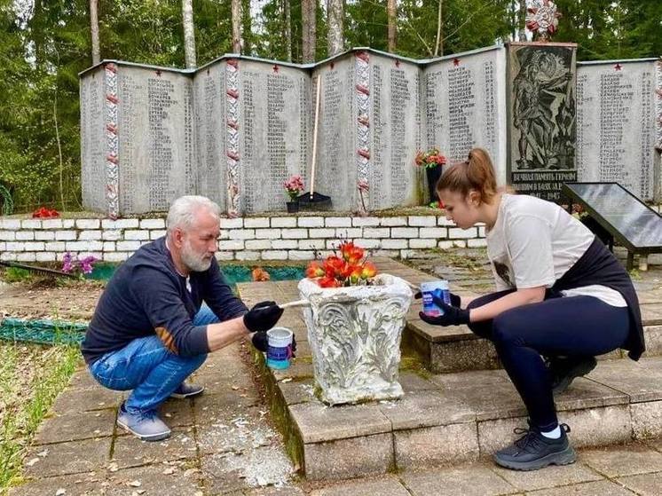 Субботники на воинских захоронениях прошли в Псковском районе