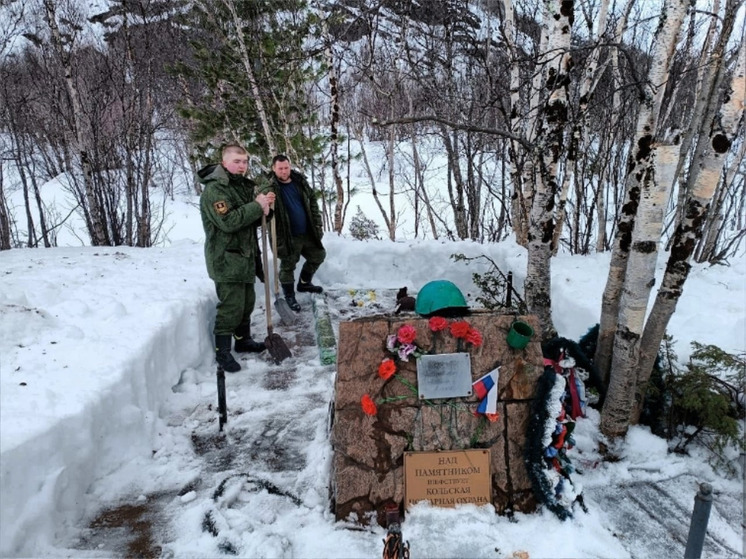 Спасатели Мурманской области благоустроили Могилу безымянного солдата