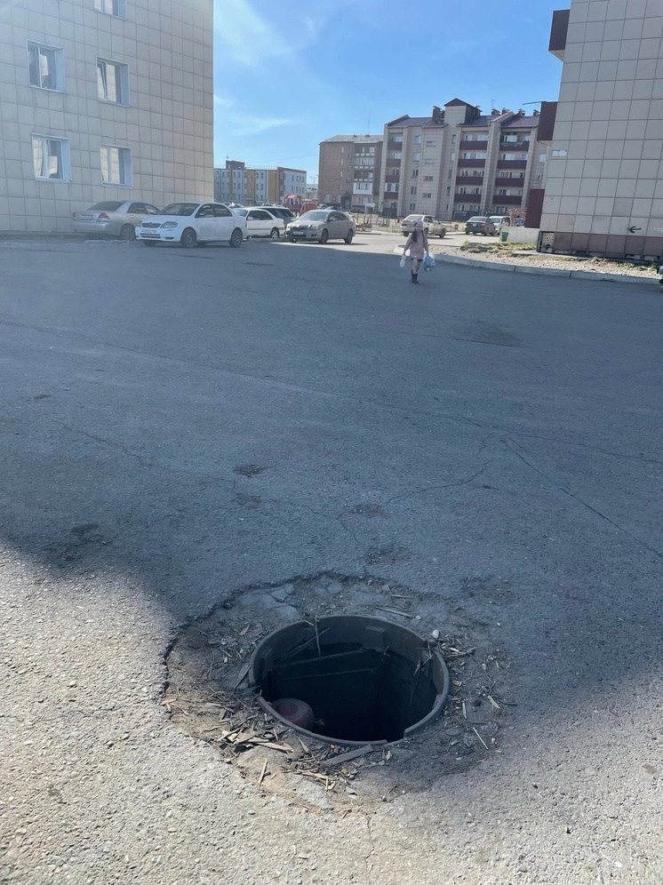 Жители Кызыла начали жаловаться на открытые люки в городе