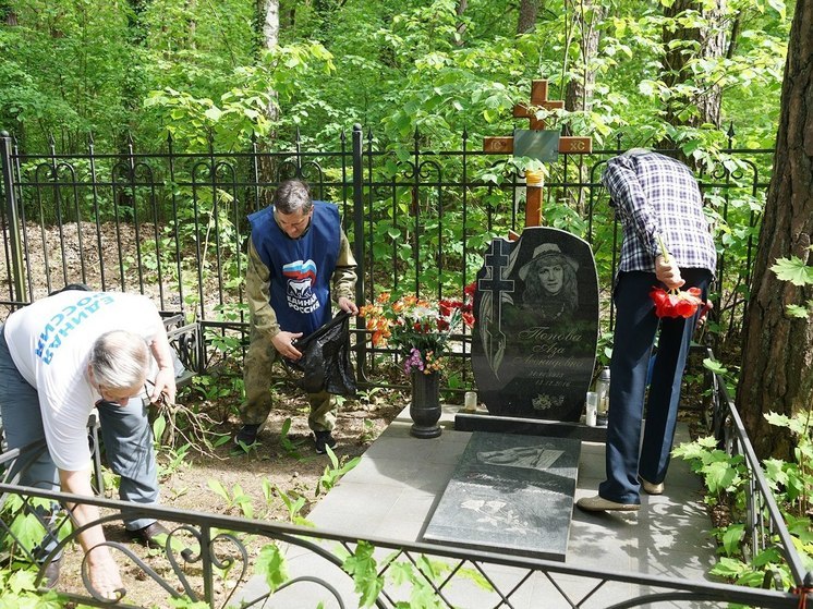 В Светлогорске провели субботник на городском кладбище