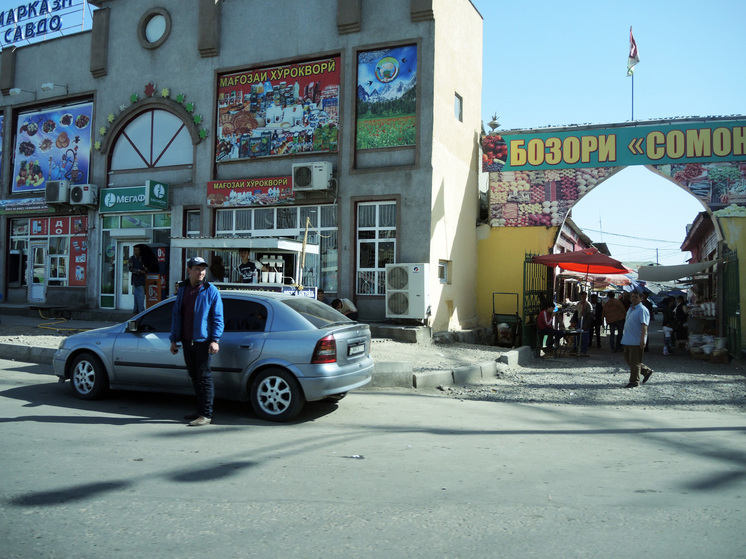 Минтруд Таджикистана направил специальные группы в аэропорты для разъяснительной работы с мигрантами, собирающимися в Россию