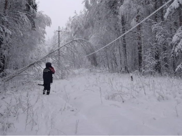 90 бригад ликвидируют нарушения на электросетях в Свердловской области
