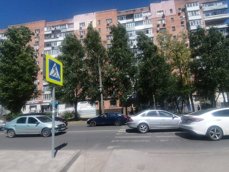 В Ростове водитель иномарки сбил 23-летнюю девушку и 49-летнего мужчину