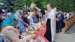 Улыбки и светлая радость на лицах: кадры освящения пасхальных угощений в московском храме
