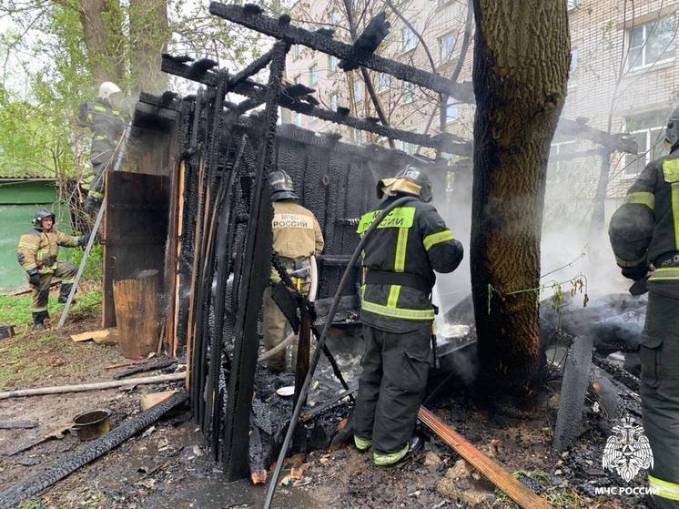 На Привокзальной улице в Ржеве загорелась постройка рядом с домом