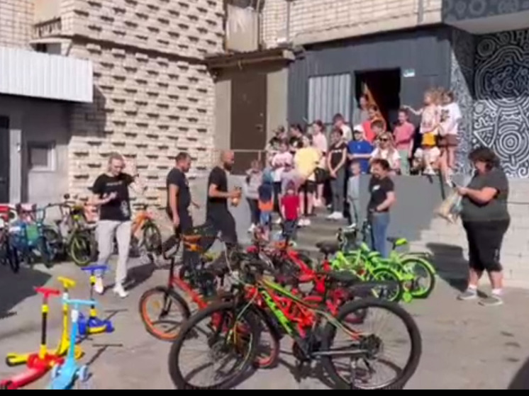 Волонтеры подарили велосипеды детям в Новой Каховке