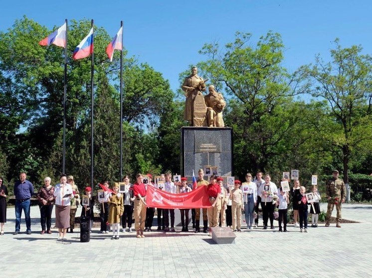 Росгвардейцы вместе со школьниками возложили цветы к памятнику погибшим в ВОВ